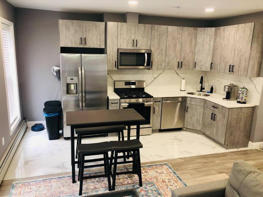 Apartment Luxury 2 Bedroom With Laundry & Close Transport New York