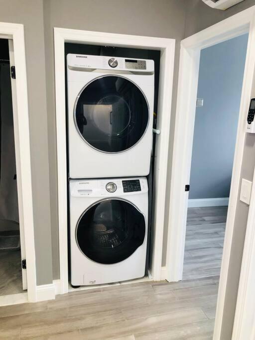 Luxury 2 Bedroom With Laundry & Close Transport Apartment *
