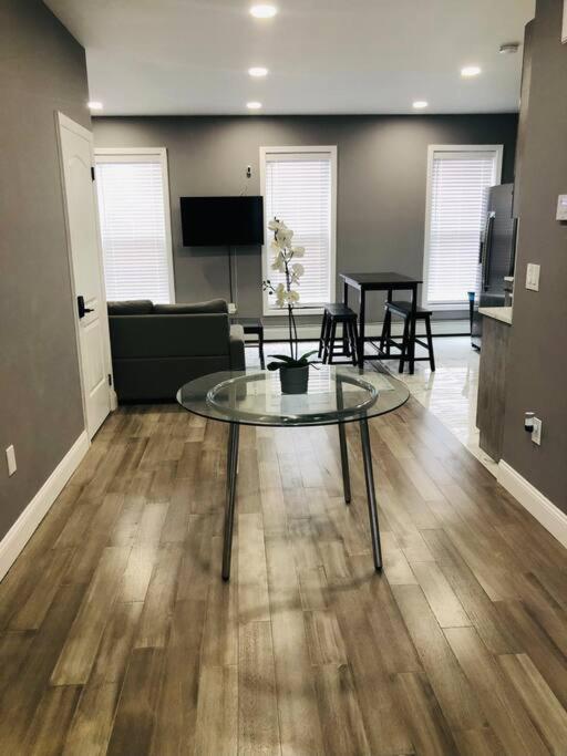 Luxury 2 Bedroom With Laundry & Close Transport *