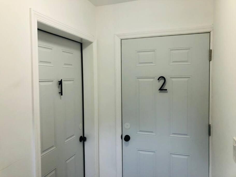 Luxury 2 Bedroom With Laundry & Close Transport Apartment *