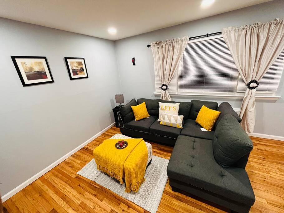Apartment Vee's Nest- Cozy 3 Bedroom With Parking New York