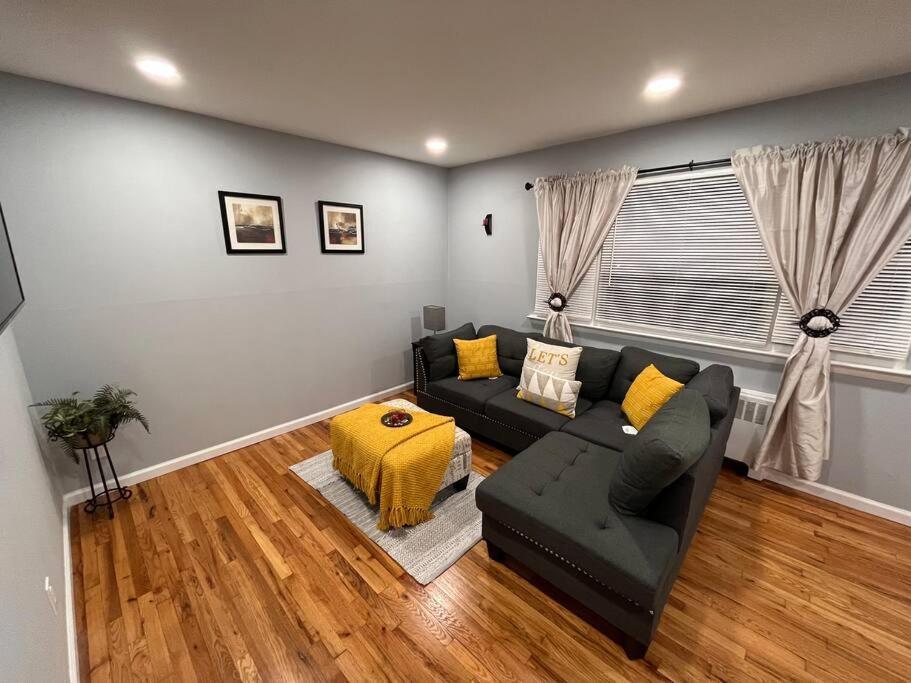 Vee's Nest- Cozy 3 Bedroom With Parking Apartment New York