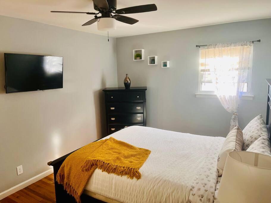 Vee's Nest- Cozy 3 Bedroom With Parking *