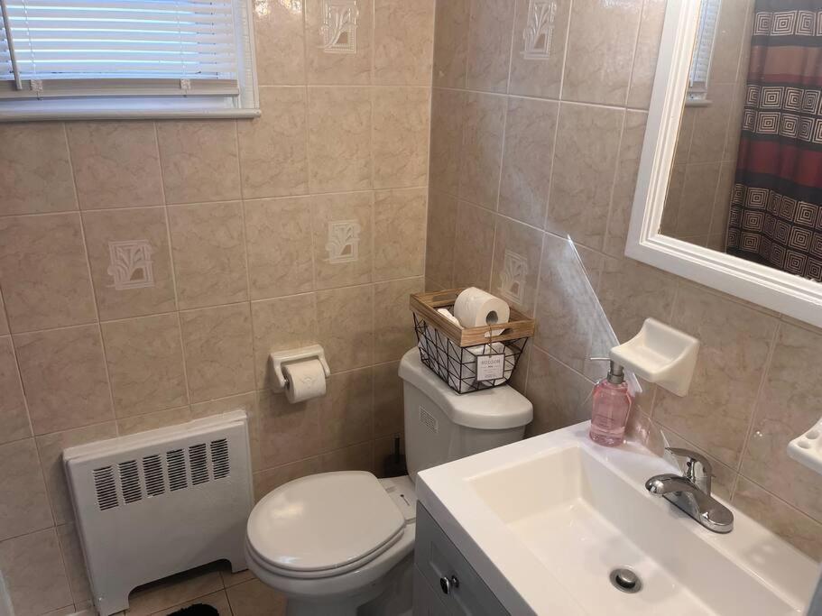 Vee's Nest- Cozy 3 Bedroom With Parking Apartment
