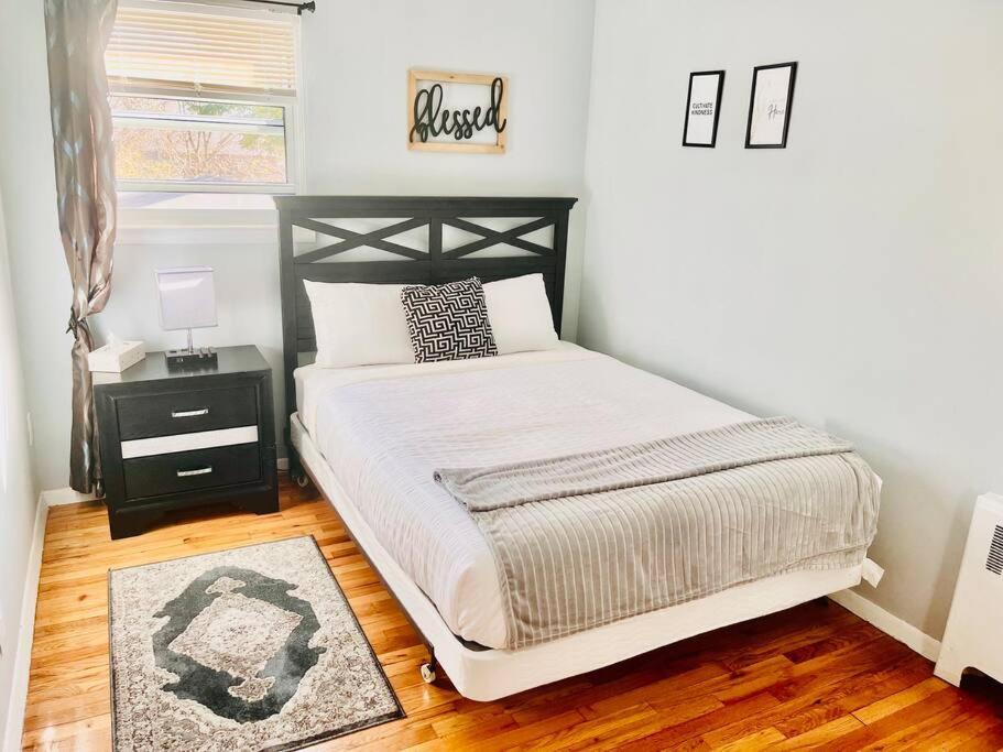 Vee's Nest- Cozy 3 Bedroom With Parking * New York