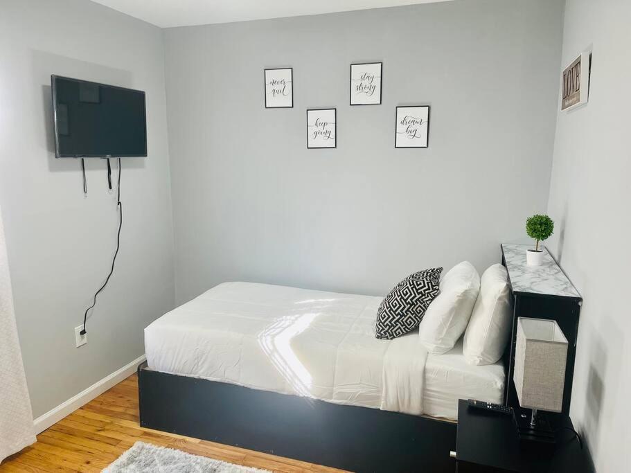 Apartment Vee's Nest- Cozy 3 Bedroom With Parking *