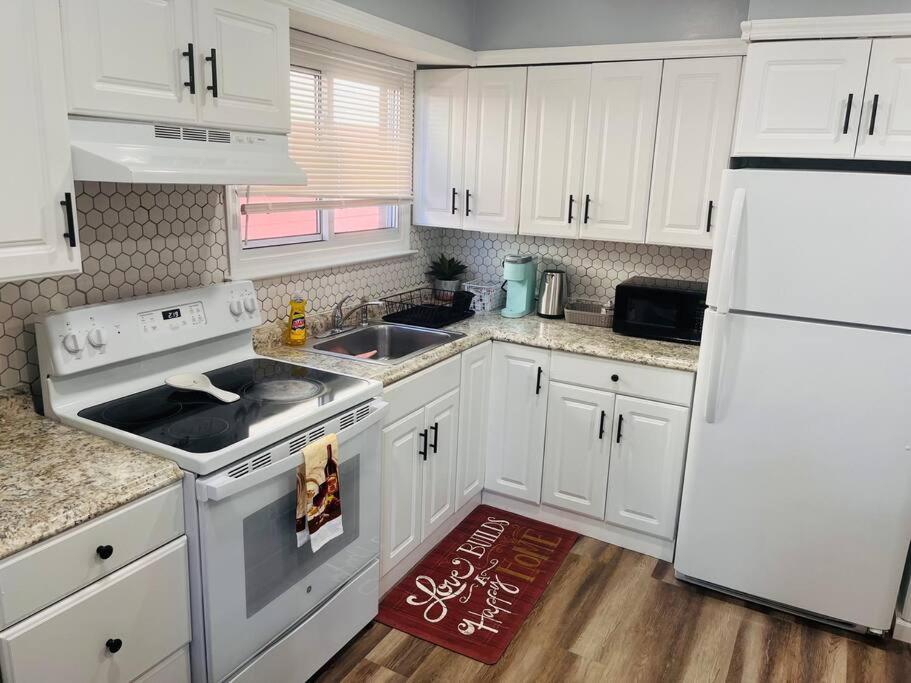 Vee's Nest- Cozy 3 Bedroom With Parking Apartment *