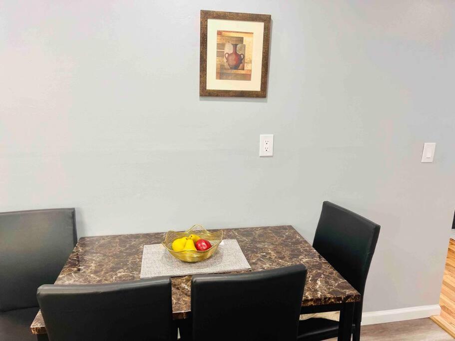 Vee's Nest- Cozy 3 Bedroom With Parking New York