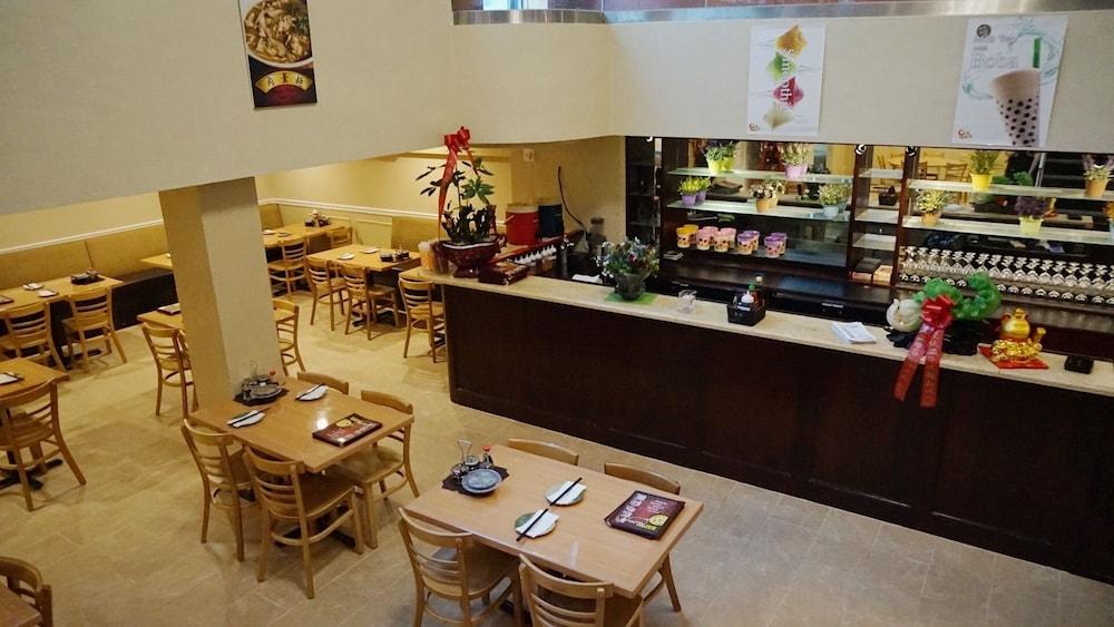Western Queens Court Hotel 3*