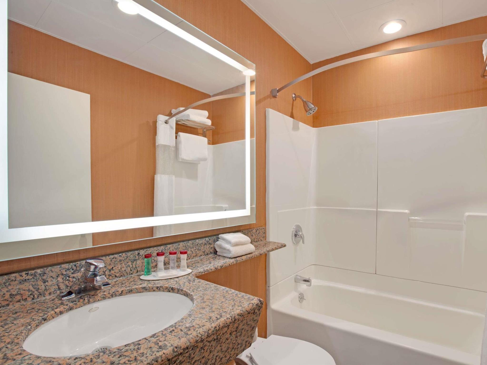 Ramada By Wyndham Bronx Hotel 3*