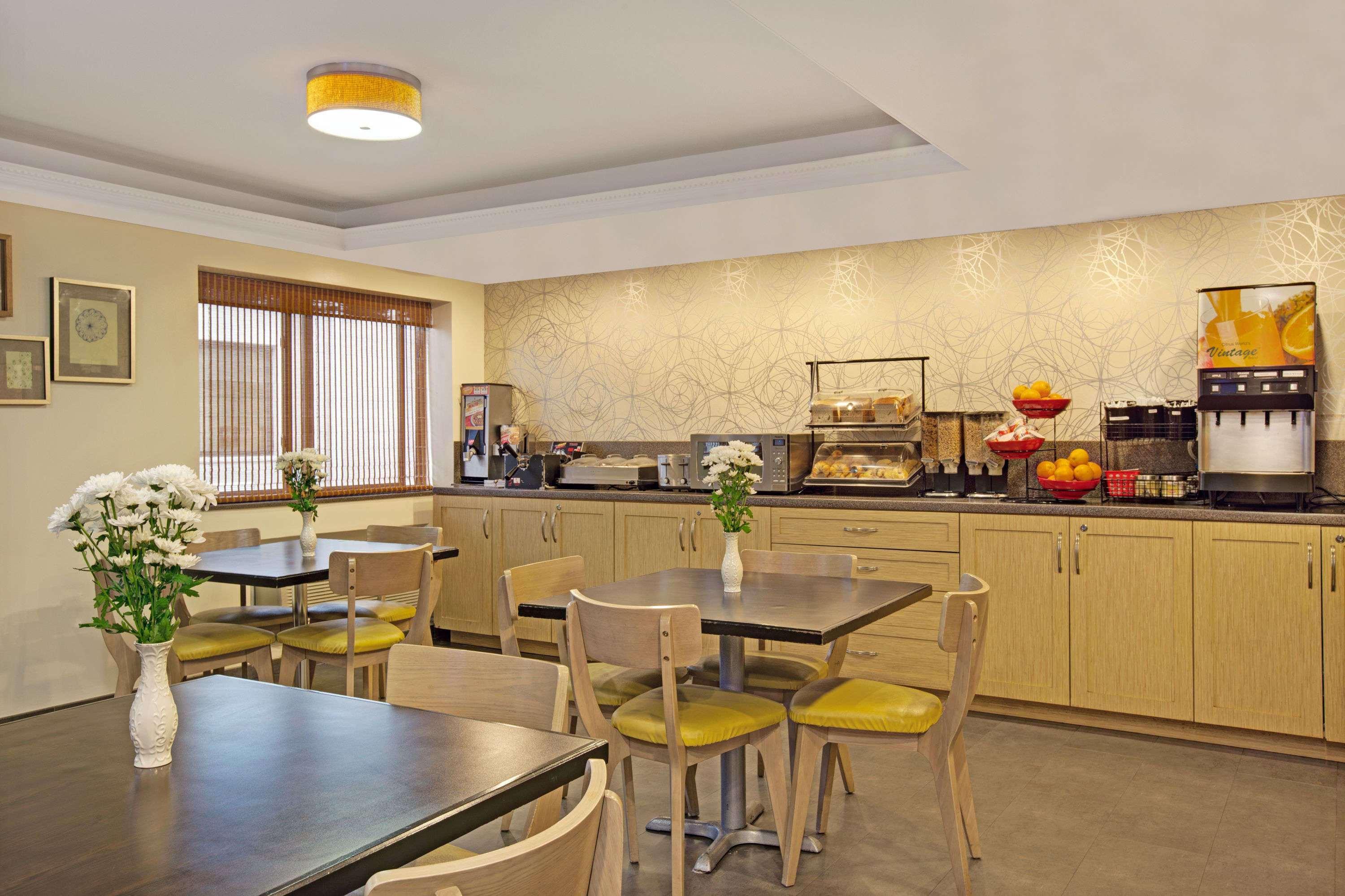Ramada By Wyndham Staten Island 3*