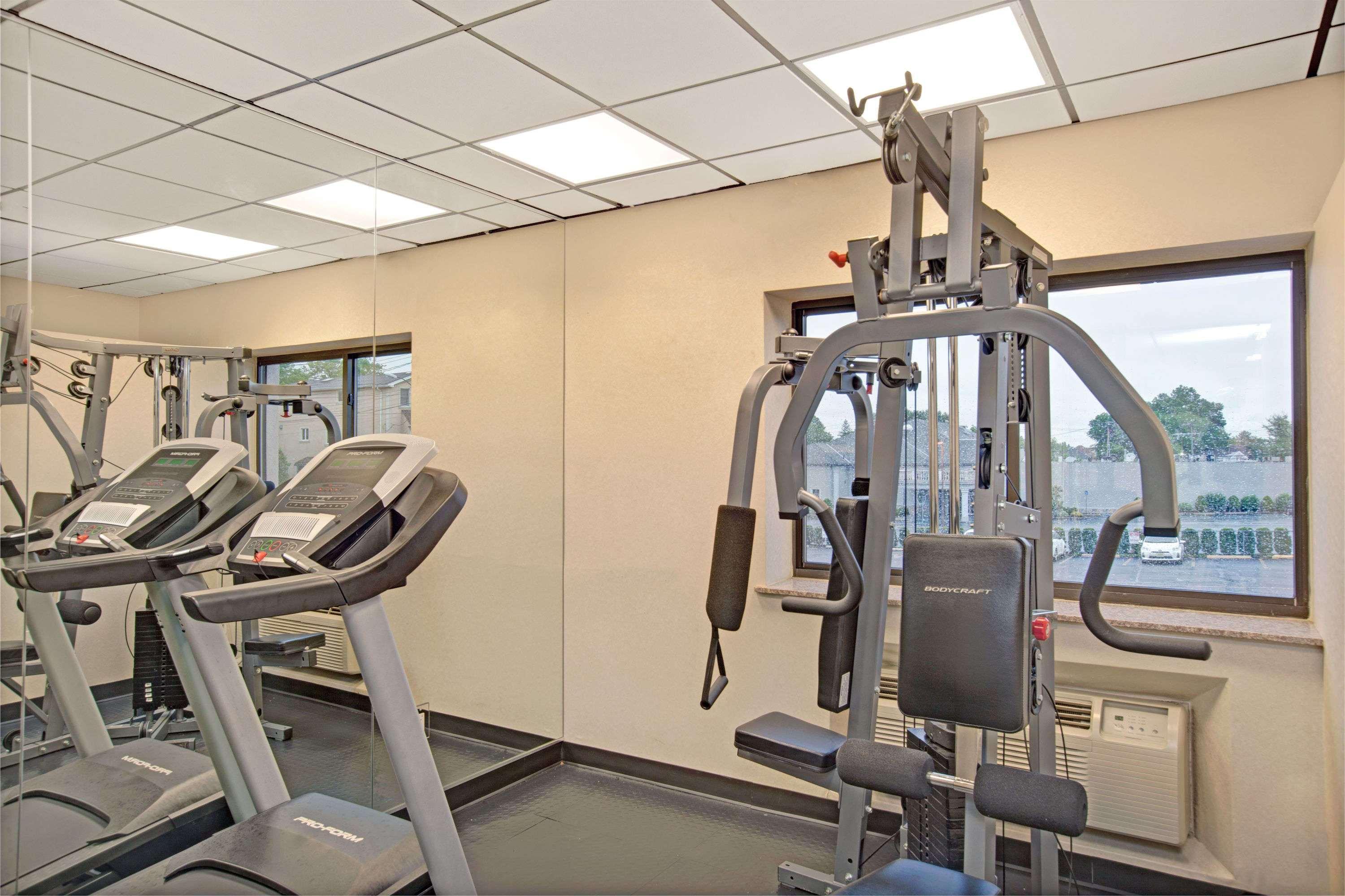 Ramada By Wyndham Staten Island 3*