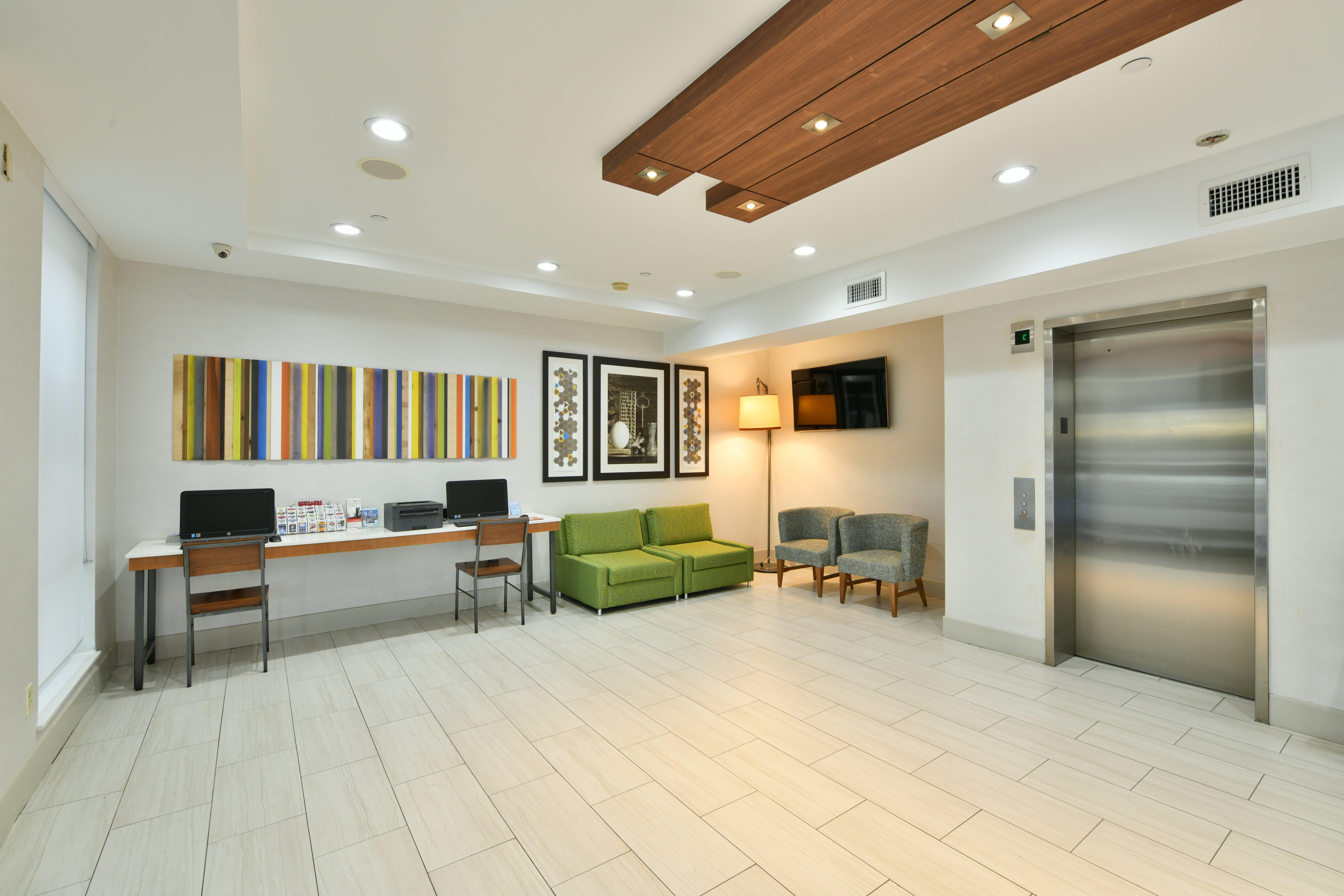 Express Staten Island West 3*
