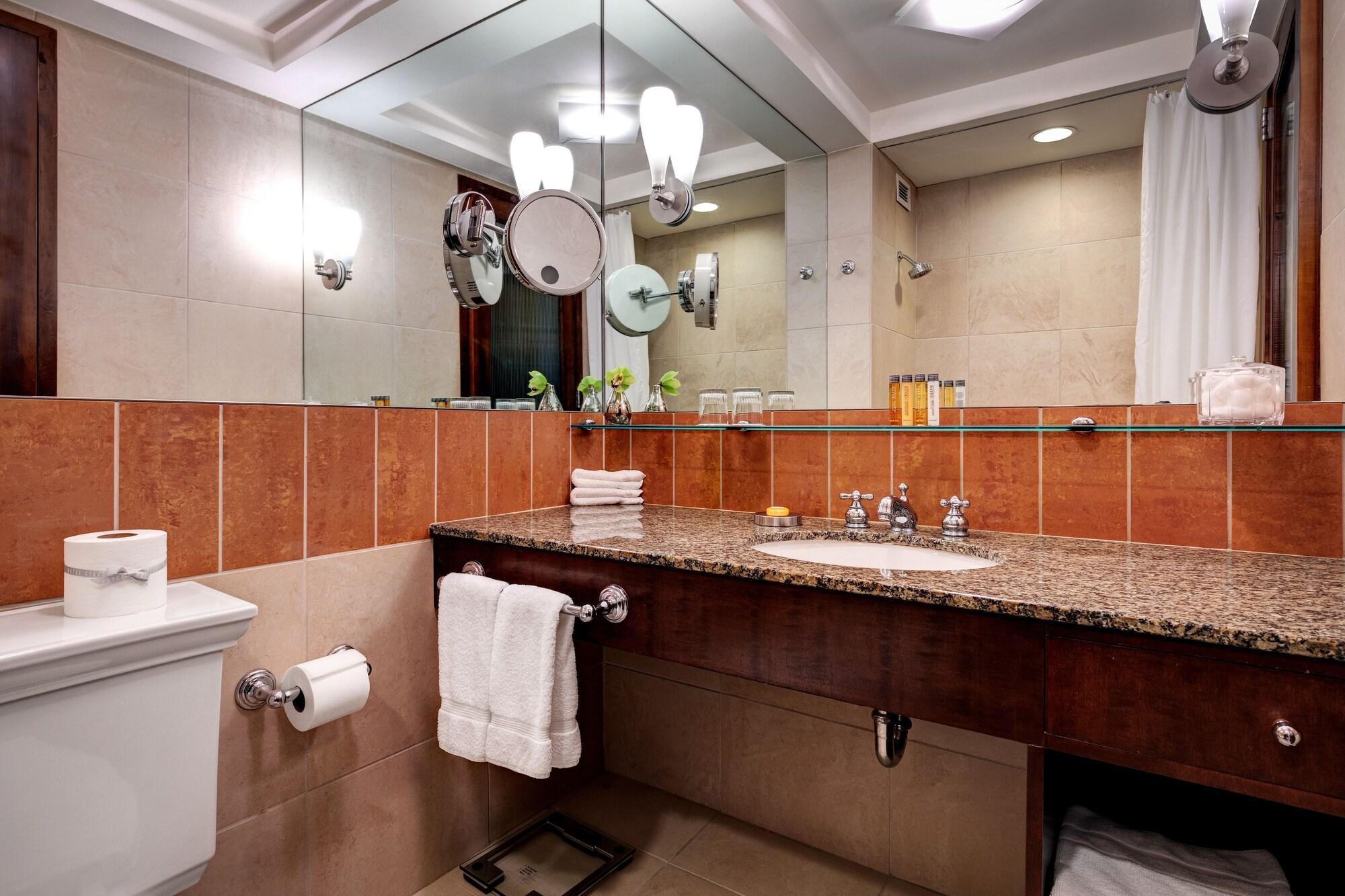Hotel Giraffe By Library Collection 4*