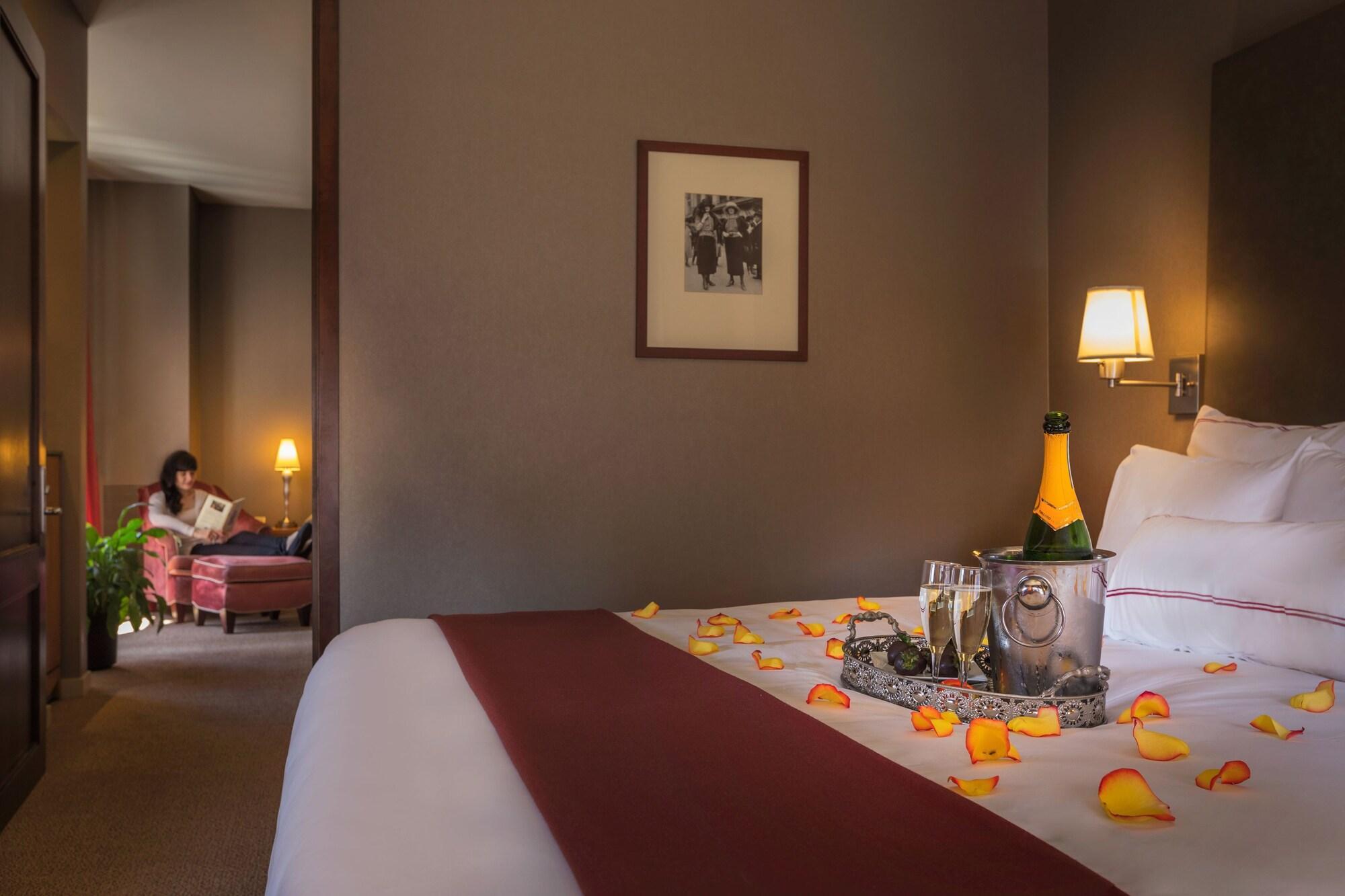 Giraffe By Library Collection Hotel 4*