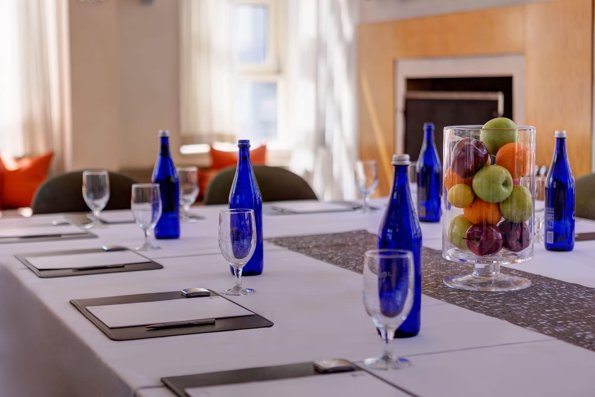 Hotel Giraffe By Library Collection 4*