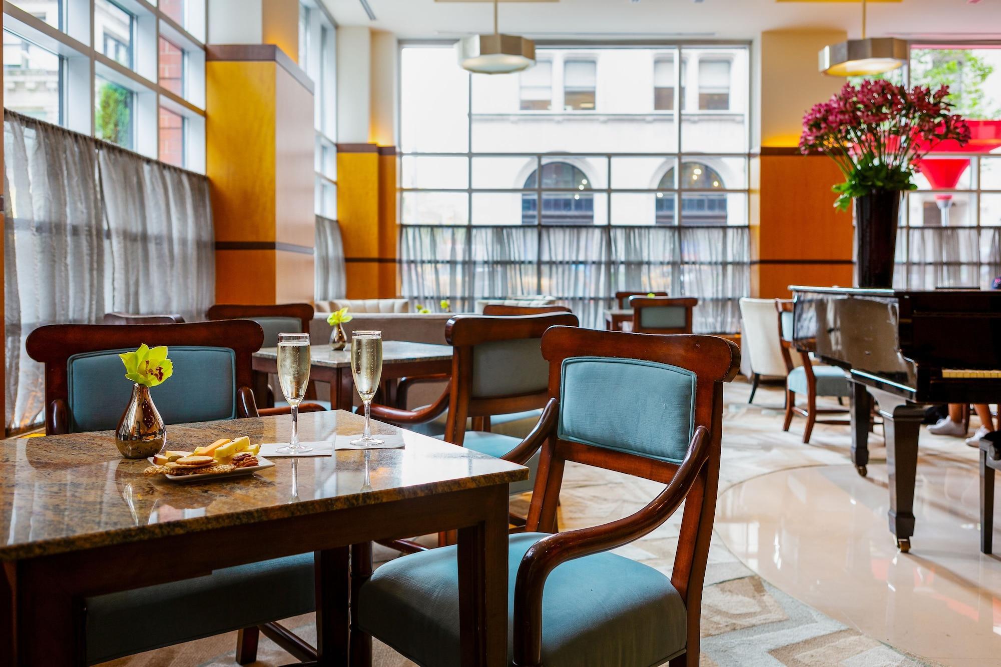 Giraffe By Library Collection Hotel
