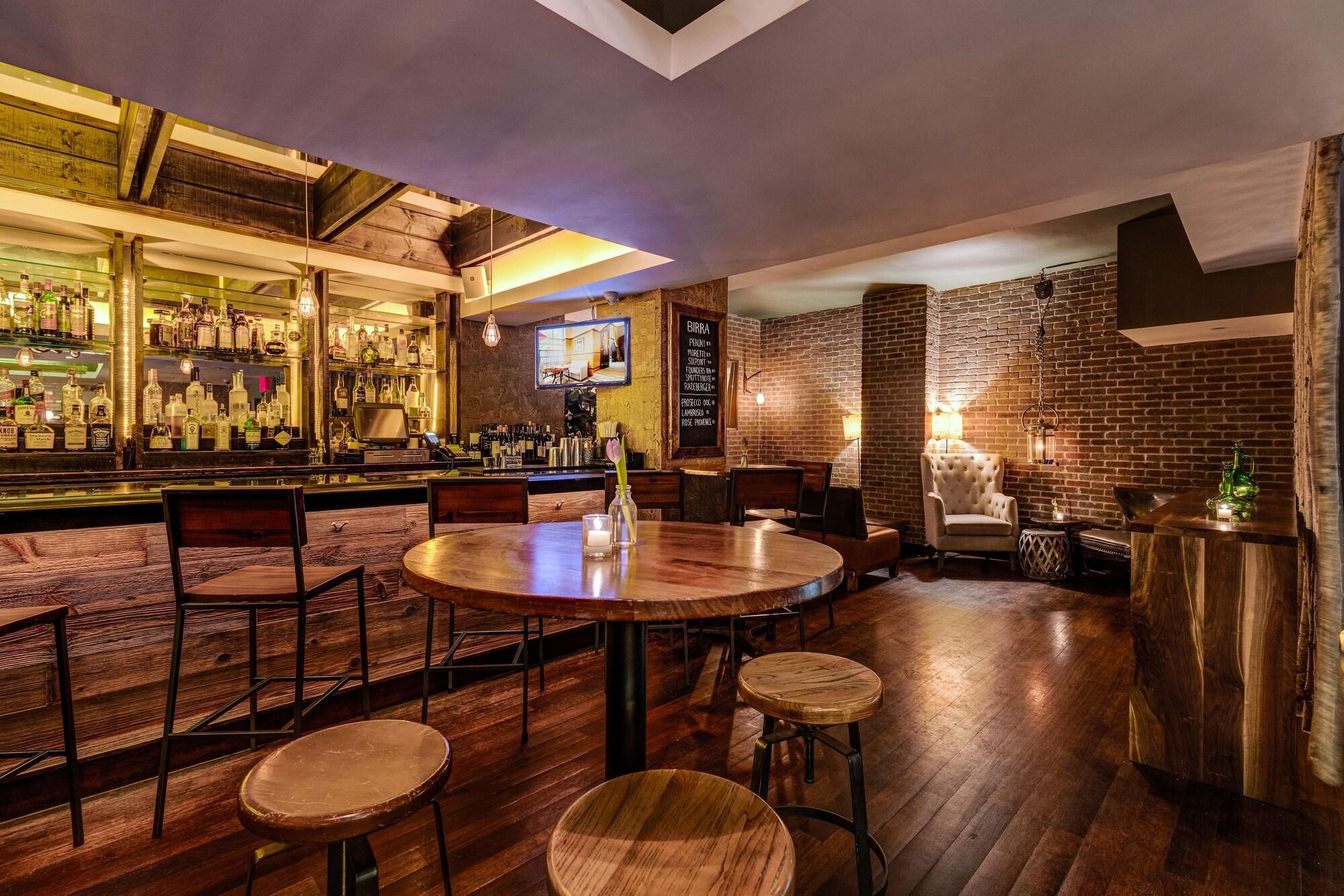 Giraffe By Library Collection 4* New York