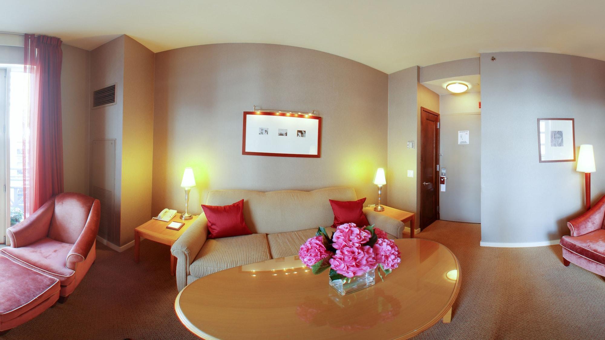 Hotel Giraffe By Library Collection 4*