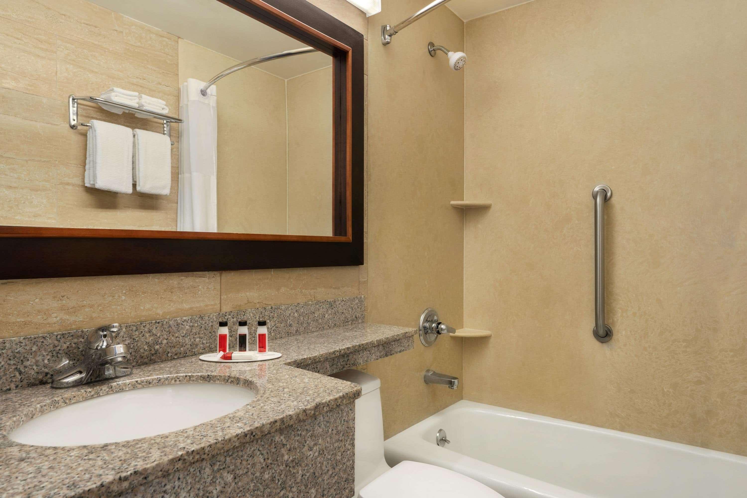 Days By Wyndham Long Island Hotel 3*