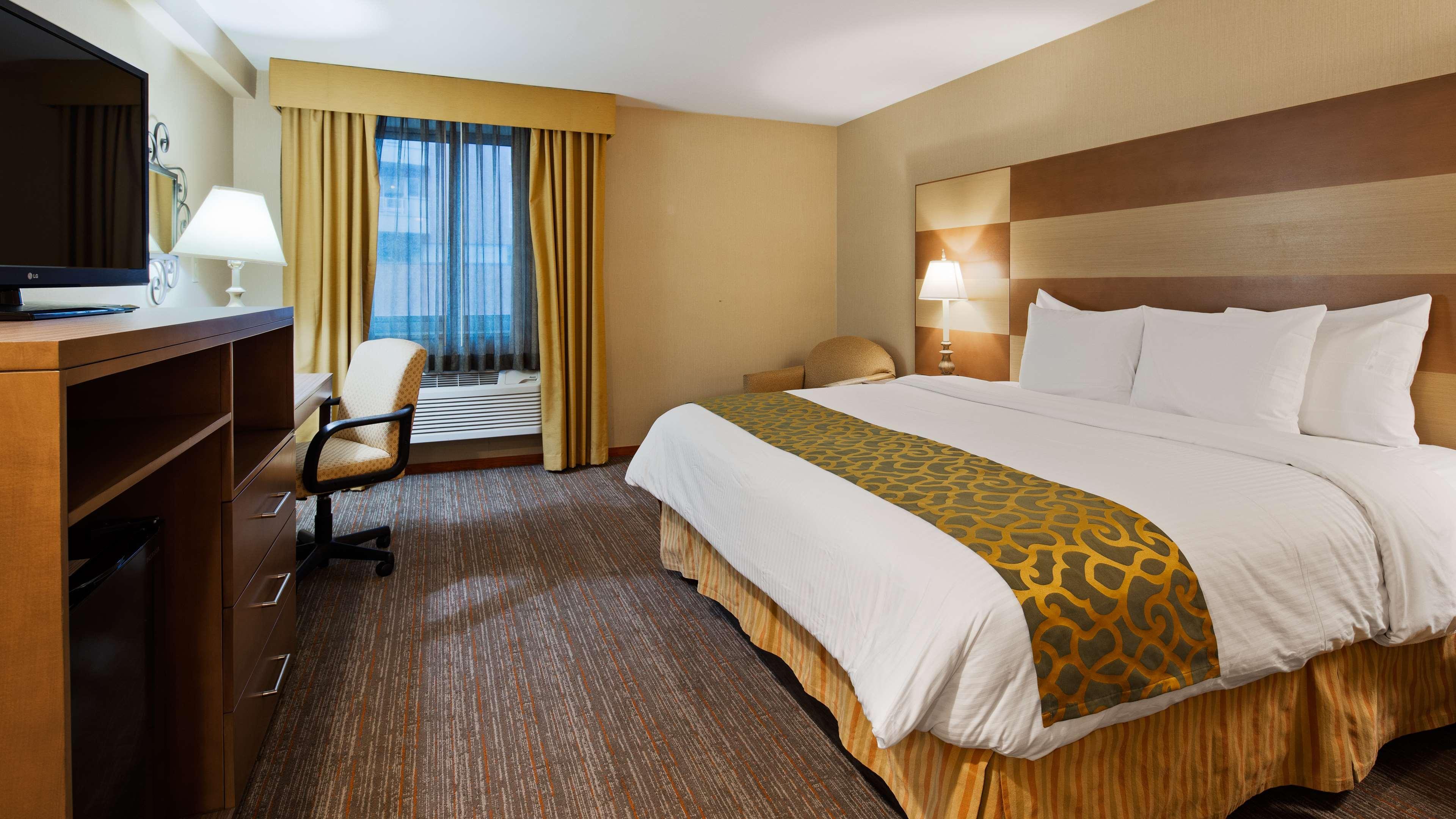 Western Queens Court 3*