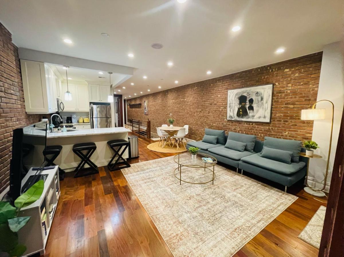 Historic Brownstone - Newly Renovated Brownstone On Historic Street With Outdoor Space Holiday home *