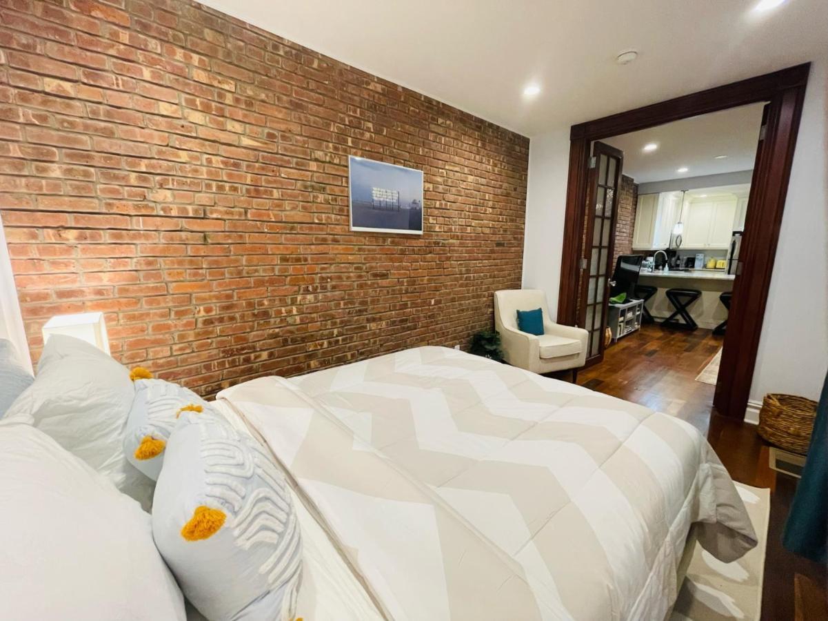 Historic Brownstone - Newly Renovated Brownstone On Historic Street With Outdoor Space Holiday home