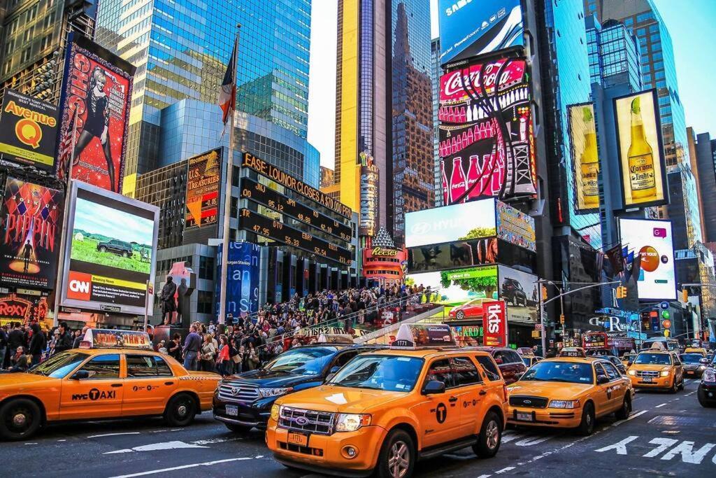 3 Bedrooms 2 Stops To Manhattan Apartment