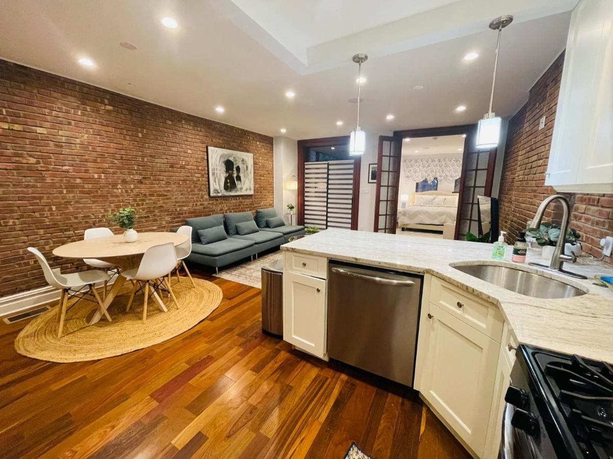 Historic Brownstone - Newly Renovated Brownstone On Historic Street With Outdoor Space Holiday home *