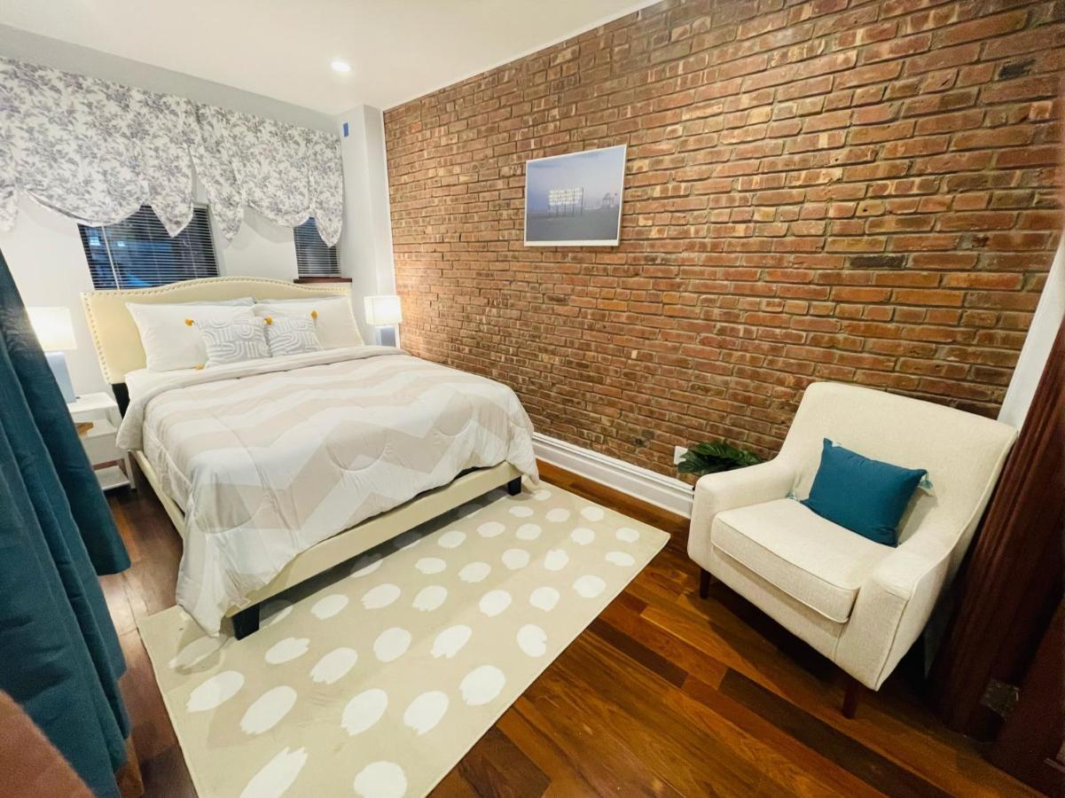 Holiday home Historic Brownstone - Newly Renovated Brownstone On Historic Street With Outdoor Space *