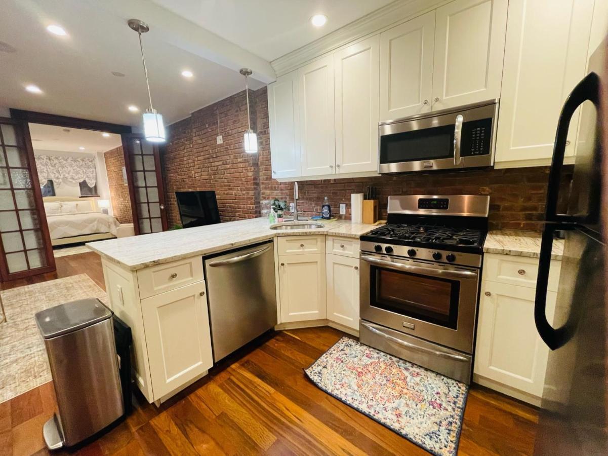 Holiday home Historic Brownstone - Newly Renovated Brownstone On Historic Street With Outdoor Space