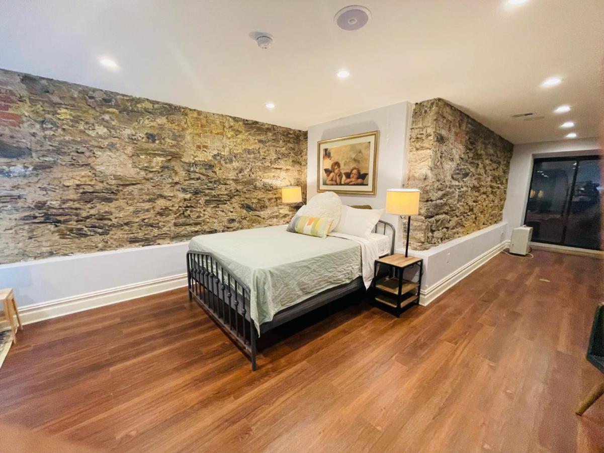 Holiday home Historic Brownstone - Newly Renovated Brownstone On Historic Street With Outdoor Space *