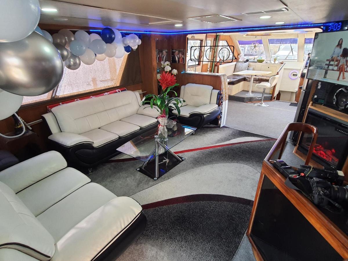 Botel Oceanfront 3-decks @ Yacht New York