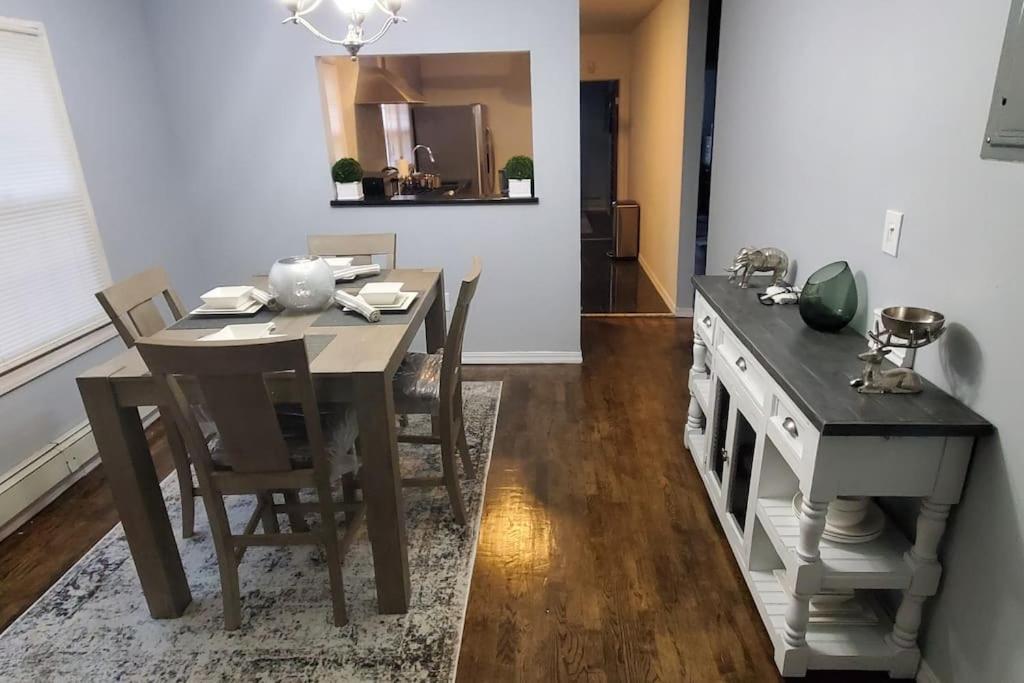 Quiet 3 Bedroom In Private Apartment *