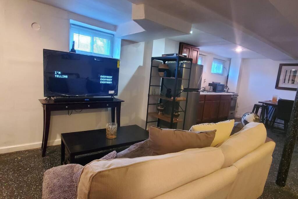 Cozy Studio; Lower Level Unit New York
