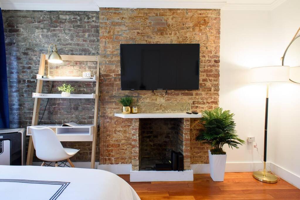 24-17 Renovated Prime Location Wd Apartment *
