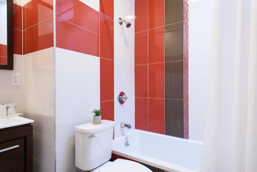 24-17 Renovated Prime Location Wd Apartment
