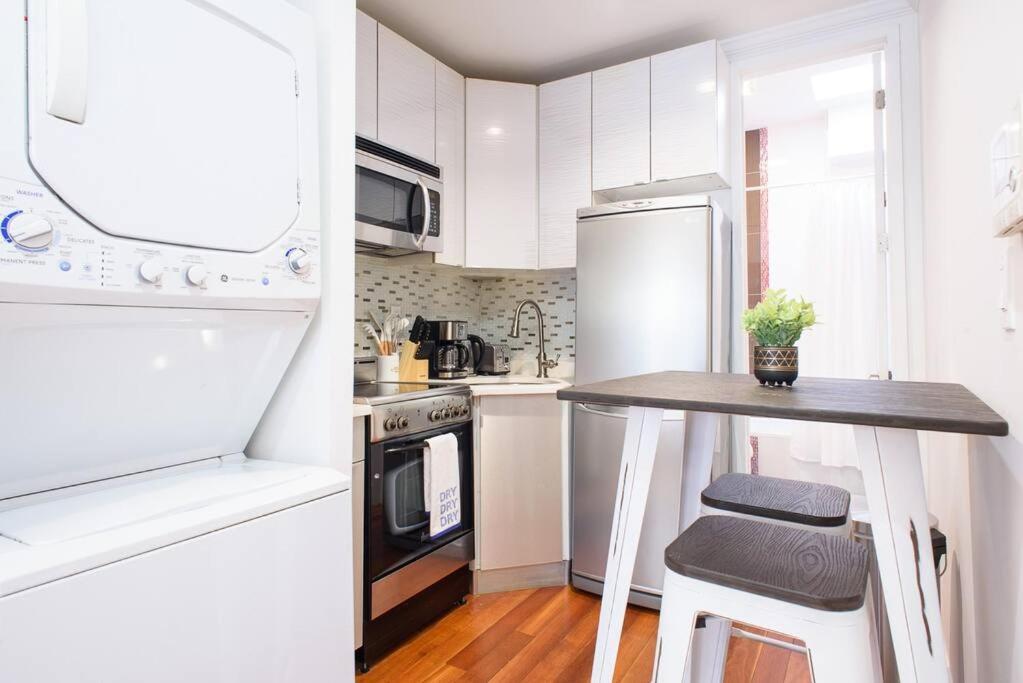 24-17 Renovated Prime Location Wd Apartment