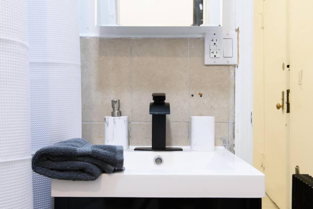 Apartment 454-3w Prime Location 2br Newly Furnished Sleeps 5 *