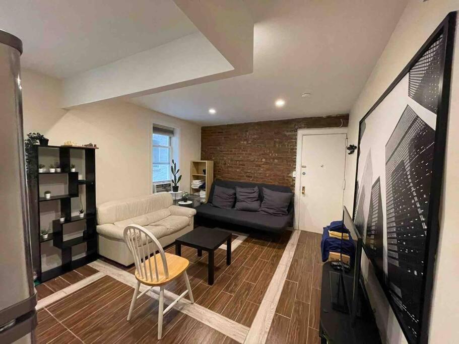 Amazing Ground Floor 2 Bedrooms In Nyc Subway Crossing The Street And One Station To Manhattan * New York