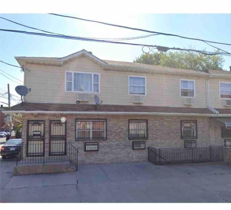 Large Apt, One Block To Train Apartment *