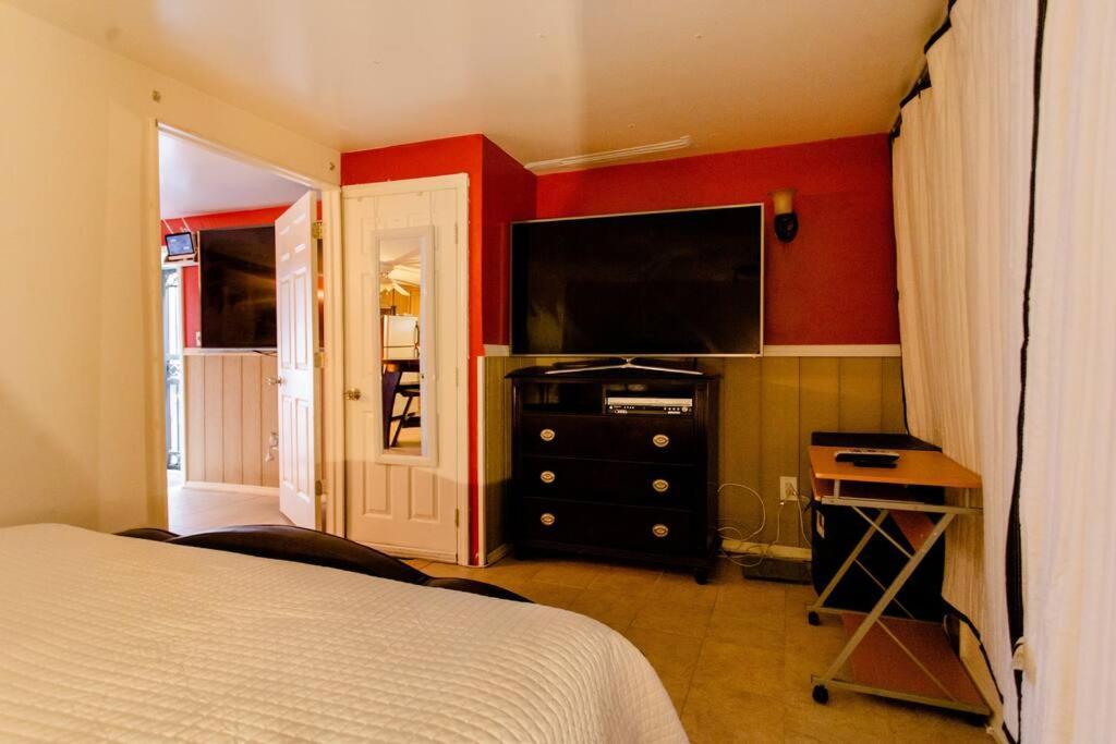 Large Apt, One Block To Train *