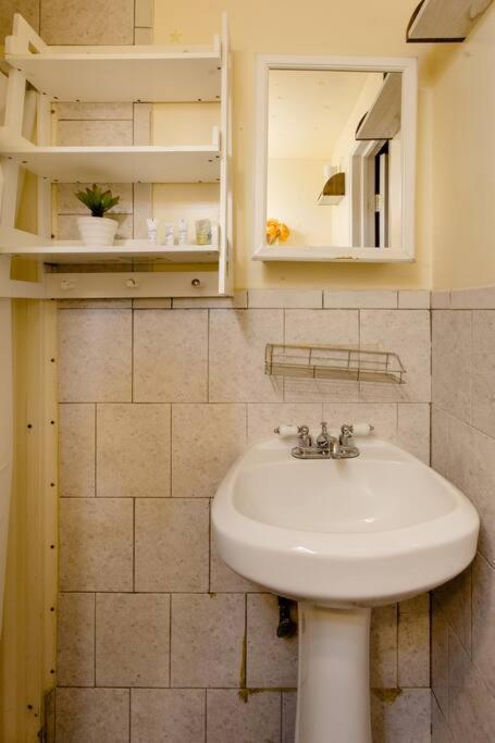 Large Apt, One Block To Train