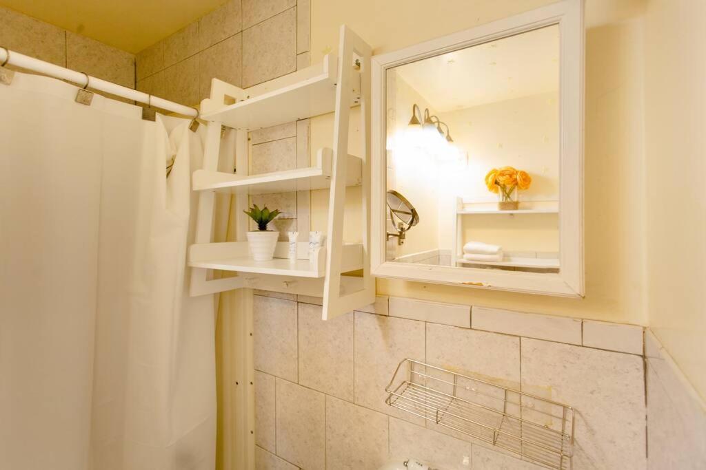 Large Apt, One Block To Train * New York