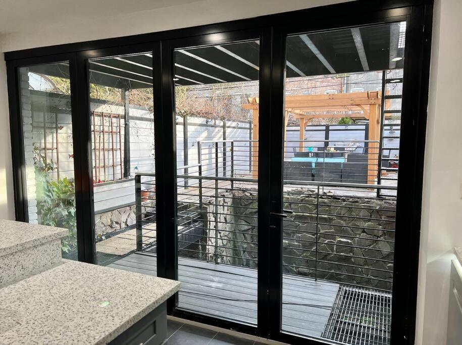 The Caz, A Modern Brooklyn Townhome With Waterfall Bed & Breakfast *