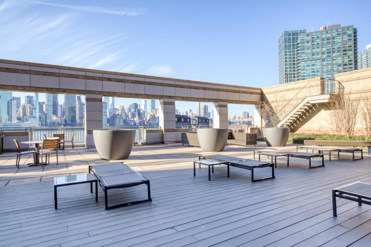 Lic 2br W Wd Elevator Doorman Nr E River Nyc-766 Apartment