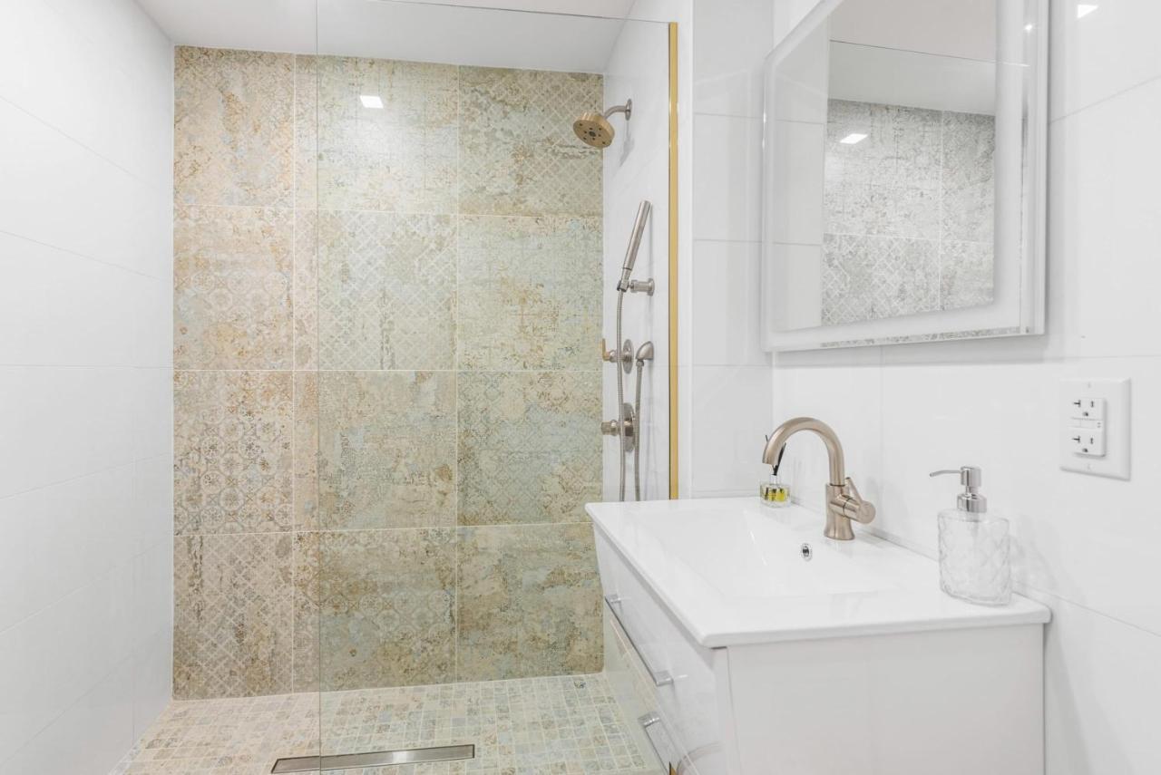 Luxe Studio In Upper East Side With Charming Juliet Balcony Holiday home *