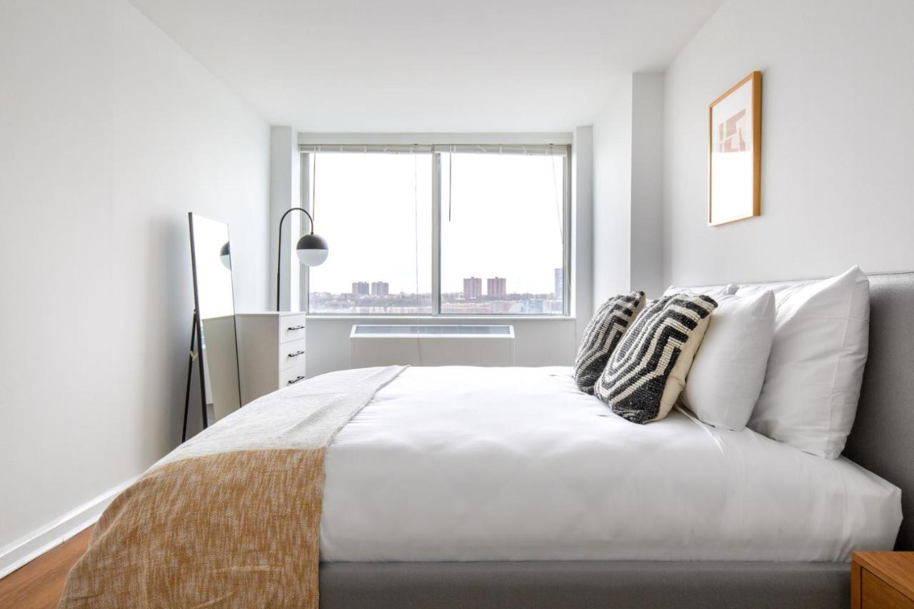Uws 1br W Doorman Elevator Gym Nr Columbus Cir Nyc-584 *