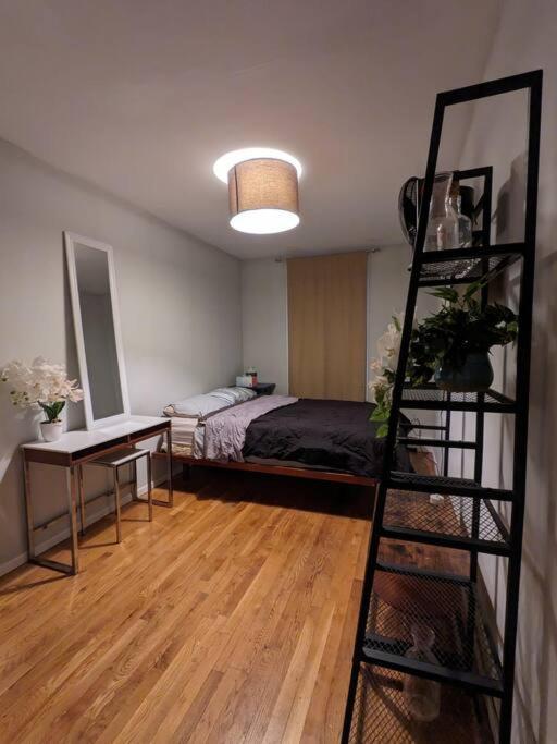 Apartment Fawlty Towers In Williamsburg