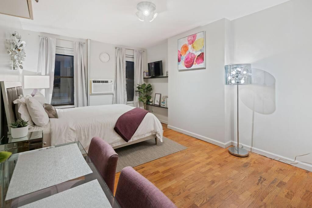 Apartment Haven In Times Square & Nearby Restaurants New York